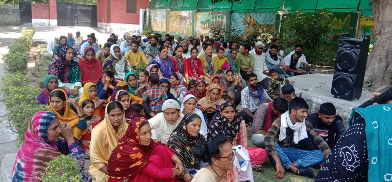 Ramnagar News : अतिक्रमण हटाओ अभियान के विरोध में उतरे वन गूजर, वन विभाग में किया जोरदार प्रदर्शन   