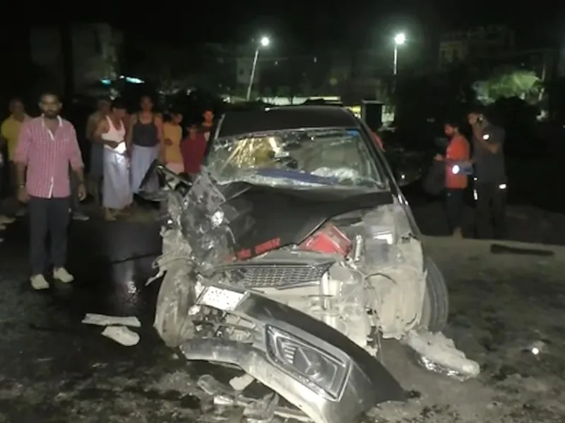 सीतापुर में ट्रक से टकराई कार, वाराणसी जा रहे तीन युवक घायल