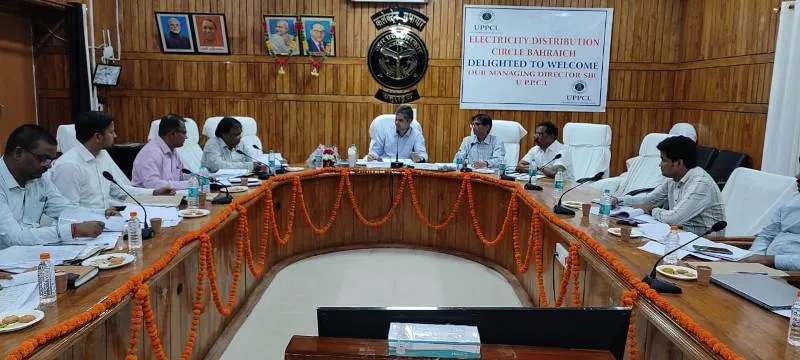 बहराइच : प्रबन्ध निदेशक विद्युत ने जिले का किया भ्रमण, विभागीय अधिकारियों के साथ की समीक्षा बैठक
