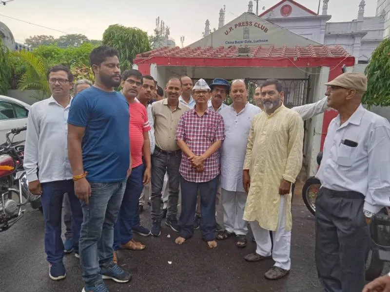 लखनऊ : पुलिस ने शांति यात्रा निकालने से मना किया, तो नंगे पांव चल पड़े अमिताभ ठाकुर