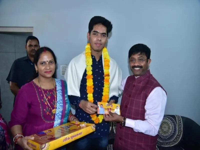 सोना जितना तपता है, वह उतना प्रखर निखरता है : नन्दी