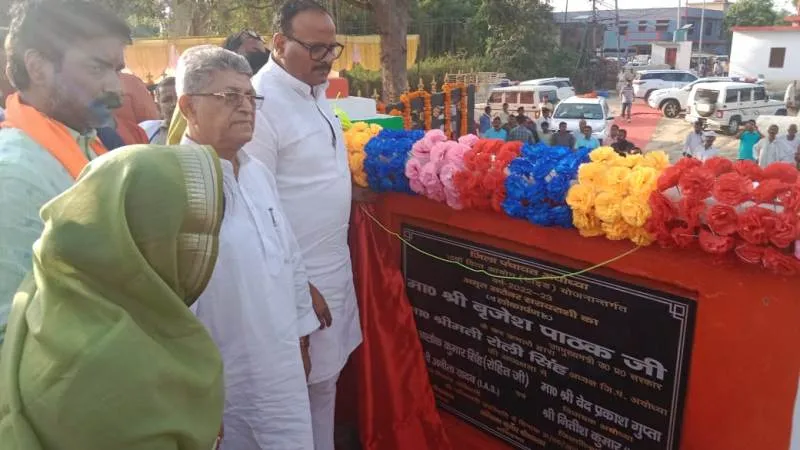 अयोध्या : लोकार्पण करने पहुंचे डिप्टी सीएम, अमृत सरोवर सूखा देख हुए नाराज