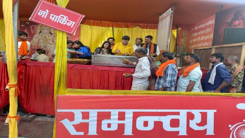 लखनऊ : हनुमान जी का पूजन-अर्चन कर बांटा प्रसाद, भक्तों ने लगाए जयकारे 