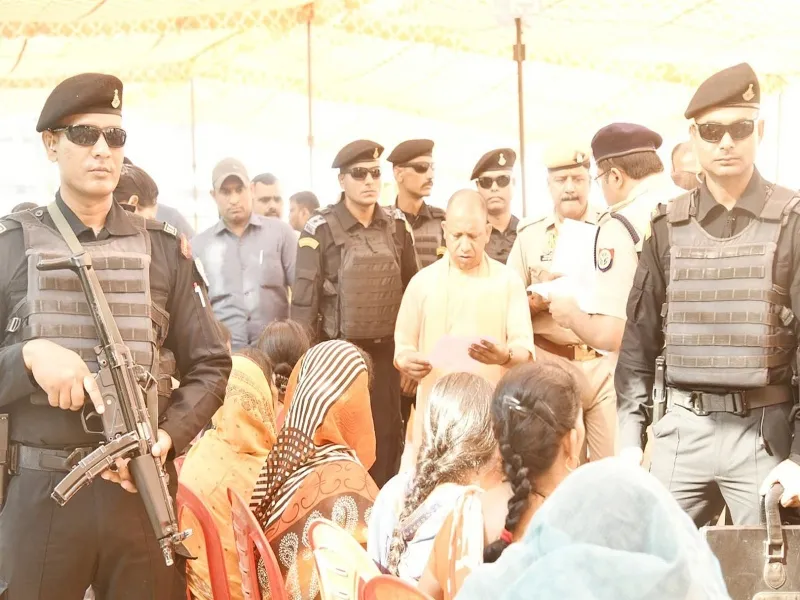 गोरखपुर में सीएम योगी ने आज भी जनता दर्शन में सुनीं समस्याएं , दिए निर्देश 