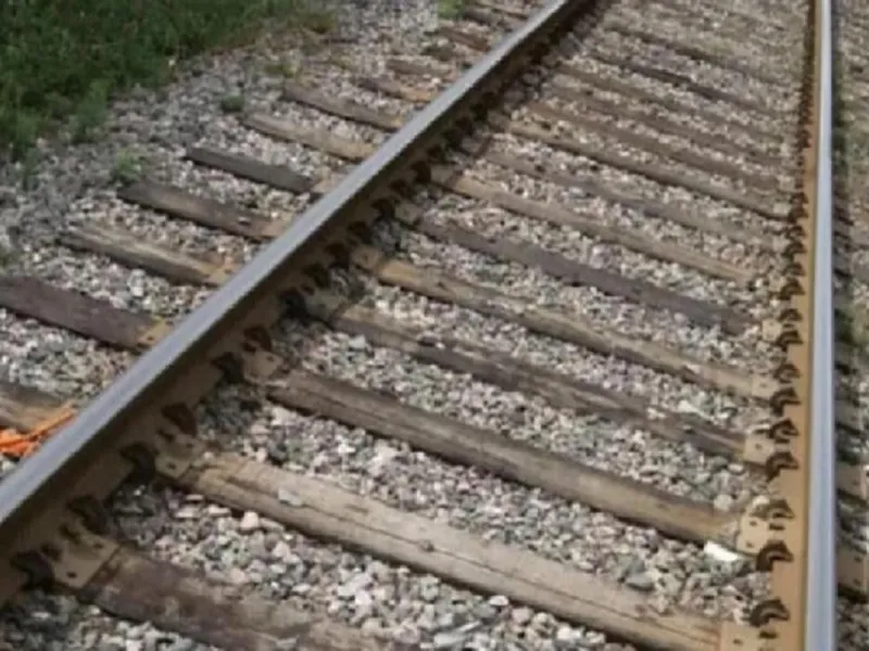 अयोध्या : बंद रेलवे क्रॉसिंग पार करते समय ट्रेन की चपेट में आने से वृद्ध की मौत 