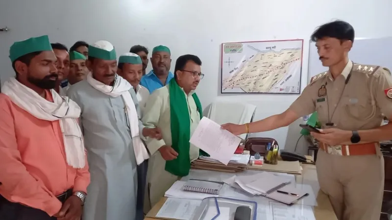 अयोध्या : धरने पर बैठे किसान नेताओं ने परमहंस दास पर लगाया अभद्रता का आरोप, पुलिस से की शिकायत 