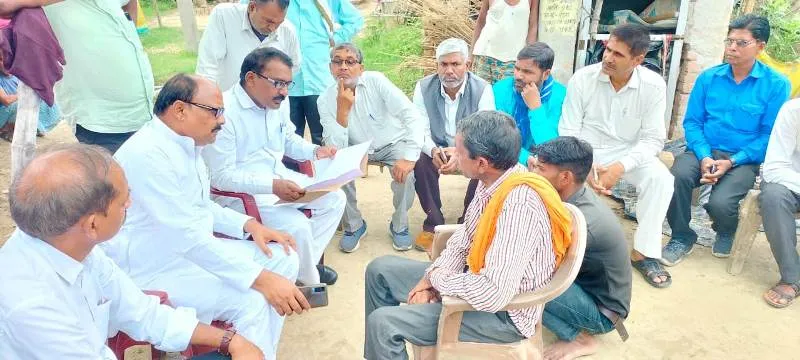 अयोध्या : गुरुवार को खेत में मिला था एक युवक का शव, बसपा प्रदेश अध्यक्ष ने परिवार को दिया आश्वासन