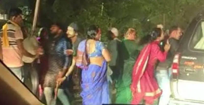 प्रयागराज : मजार चौराहे पर रेड लाइट सिग्नल पर किन्नरों का आतंक, ऑटो चालक को पीटा