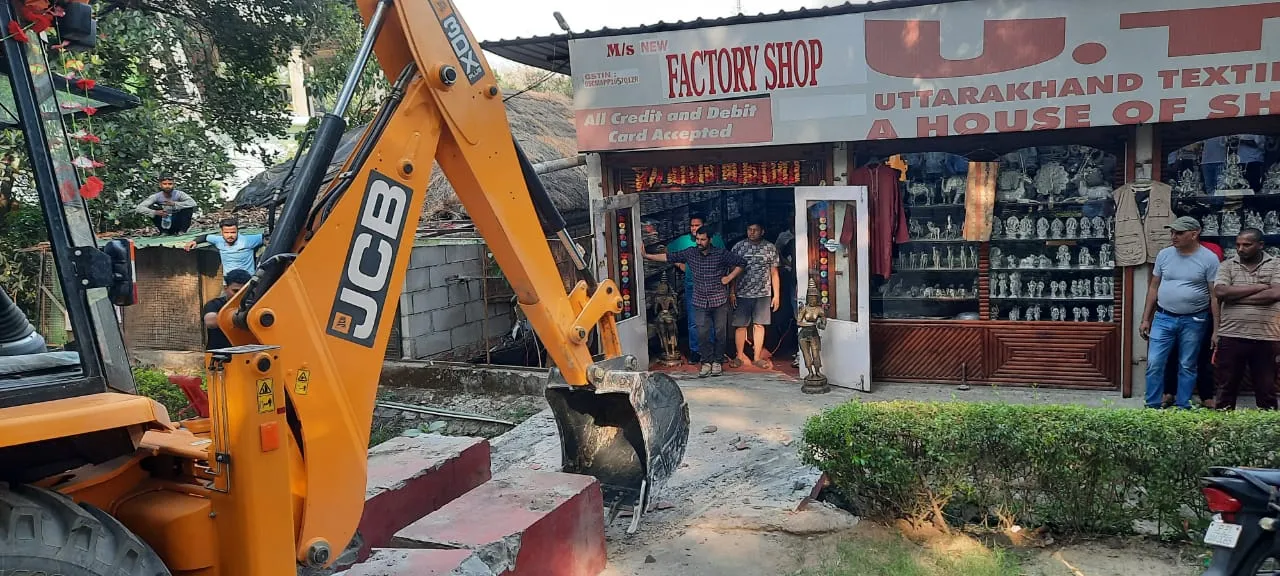Ramnagar News : ढिकुली में सिचाई गूल के आसपास पांच रिसोर्ट पर अतिक्रमण की कार्रवाई, किया ध्वस्त