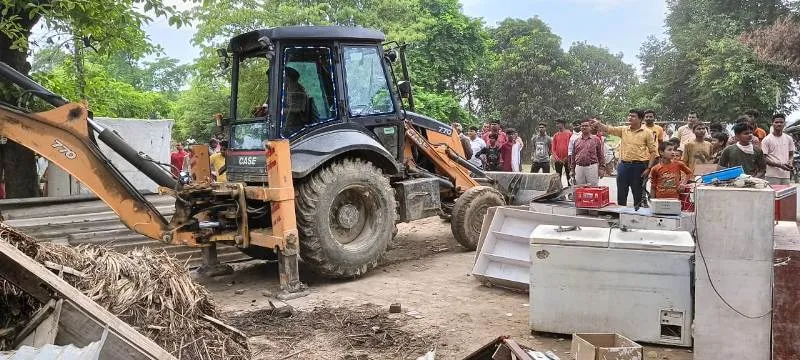 बस्ती : चारागाह के अतिक्रमण पर चला प्रशासन का बुलडोज़र