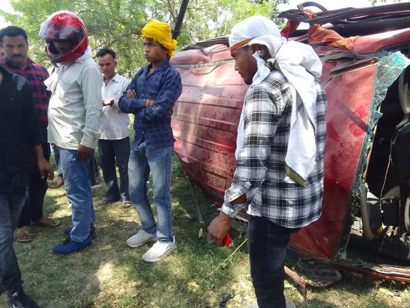 बहराइच : बाइक सवार को रौंदते हुए जायलो पेड़ से टकराई, चार की मौत, पांच हुए घायल