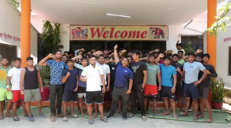 गोंडा : कुश्ती प्रतियोगिता रद्द होने से भड़के पहलवान, साक्षी, विनेश व बजरंग का फूंका पुतला