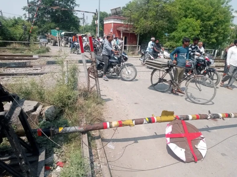 रायबरेली: बंद करते समय टूटकर नीचे गिरा रेल फाटक का बूम, आवागमन प्रभावित 