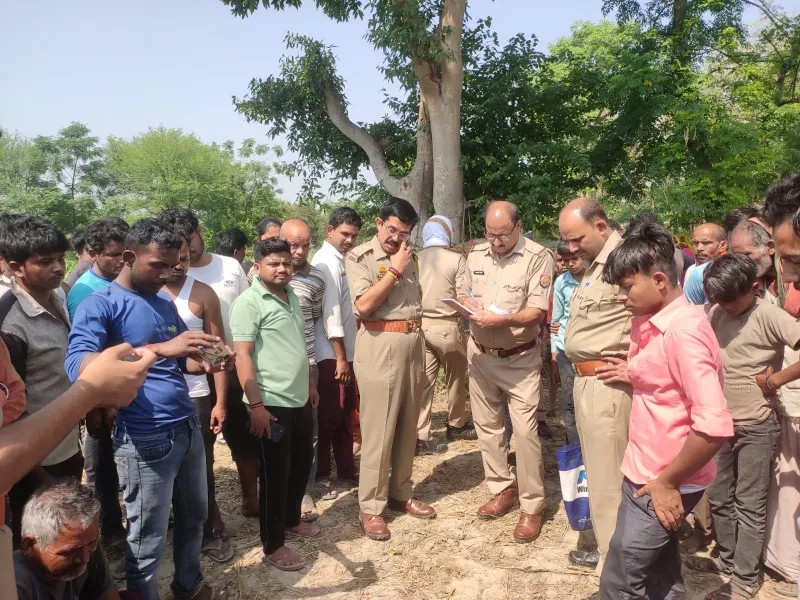 बहराइच: किसान का फंदे से लटकता मिला शव, बेटी ने मां पर लगाया हत्या करवाने का आरोप  