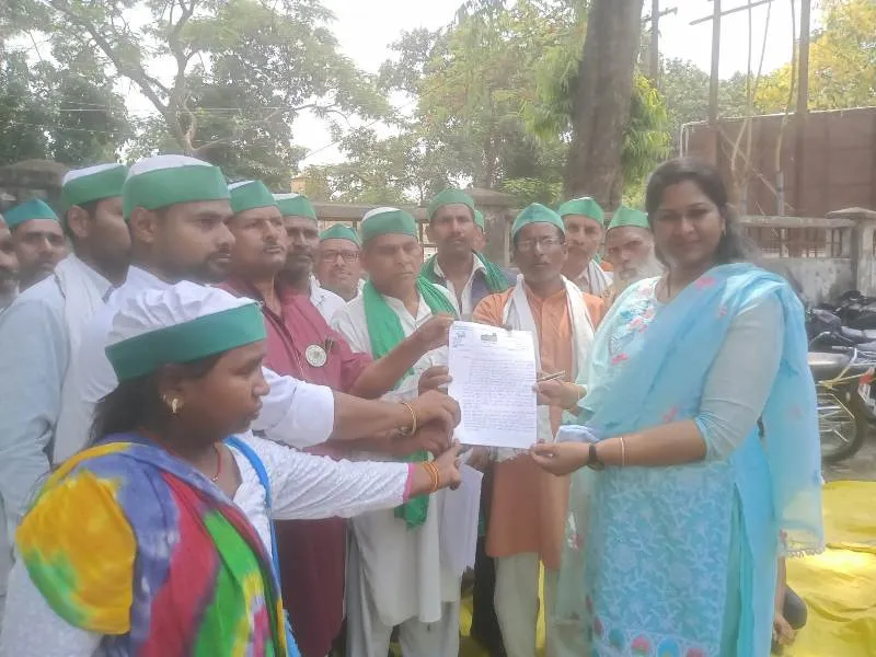 बहराइच : कलेक्ट्रेट में भाकियू ने नारेबाजी करते हुए किया प्रदर्शन, सौंपा ज्ञापन