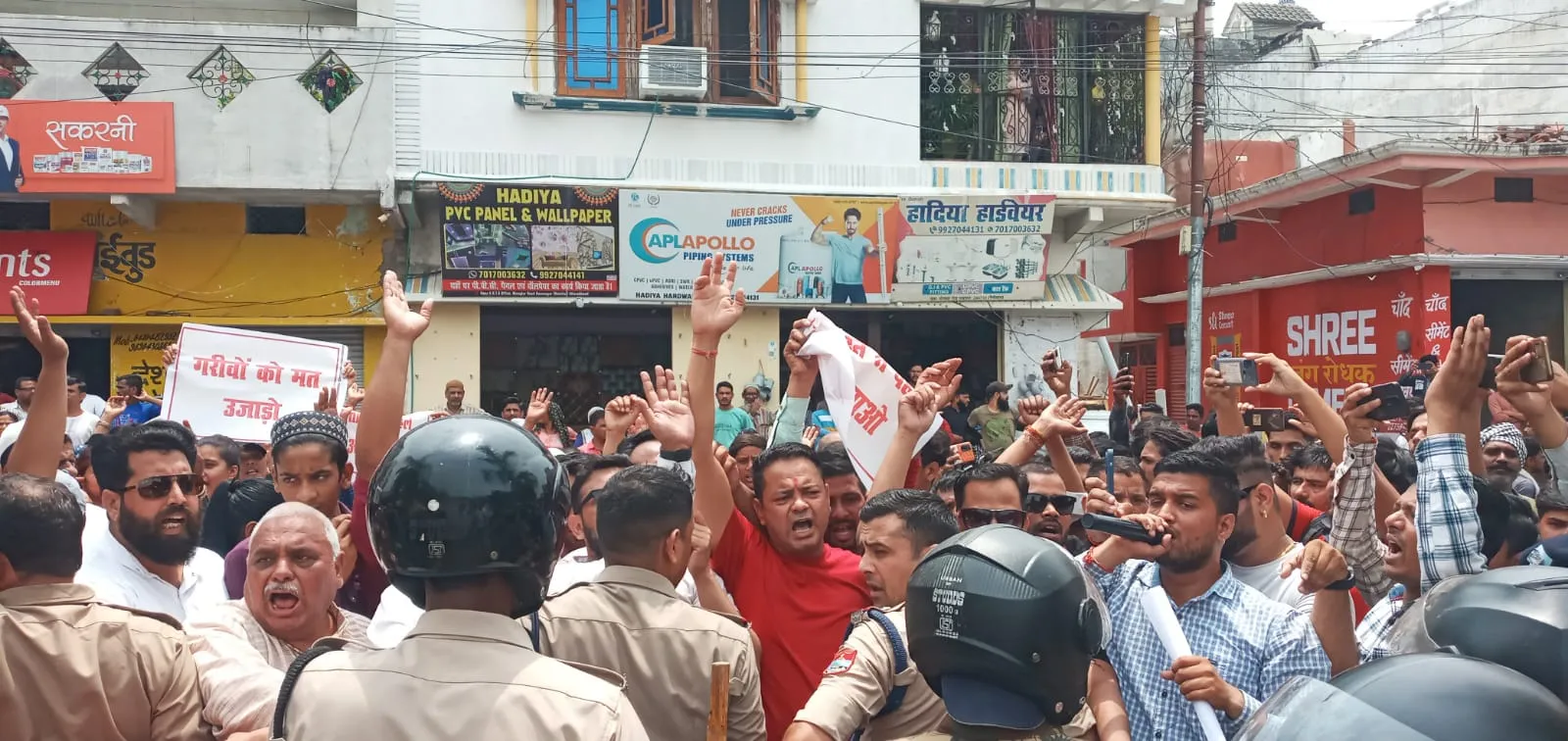 Ramnagar News : अतिक्रमण के खिलाफ लोगों में आक्रोश, विधायक का घेरा कार्यालय, की जमकर नारेबाजी