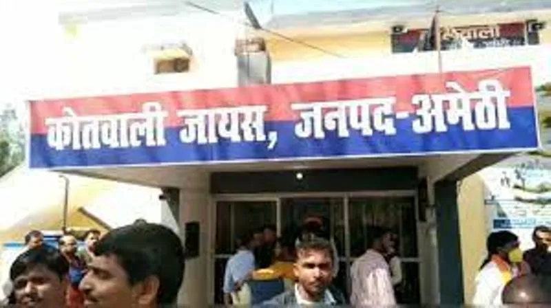 अमेठी : पुलिस के सामने अराजकतत्वों व ग्रामीणों में हुई नोंक-झोंक