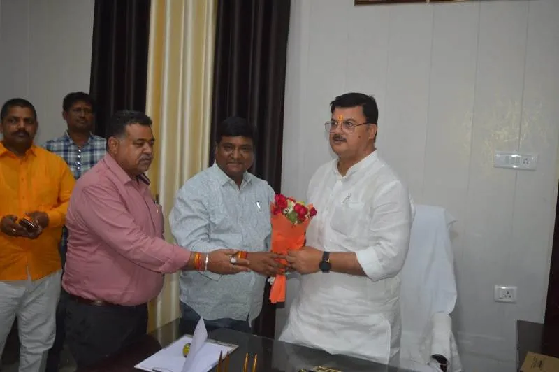 अयोध्या : कार्यभार ग्रहण करते ही फार्म में आए महापौर, नलकूप शटडाउन के निर्णय को किया स्थगित