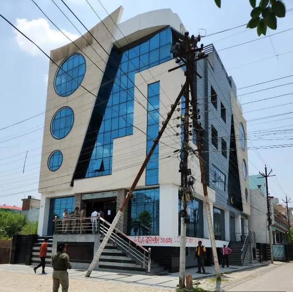 लखनऊ : आरबीएम बैन्क्वेट हाॅल सील, जल्द होगा ध्वस्त