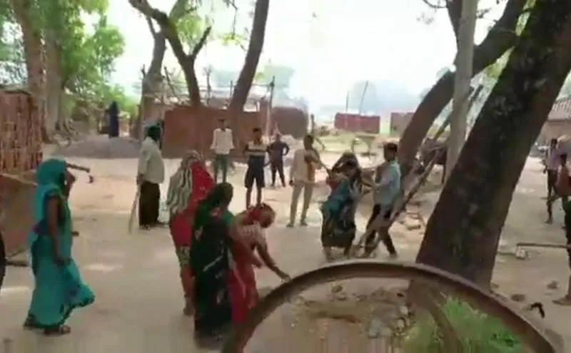 प्रयागराज : जमीनी विवाद में चले लाठी-डंडे, दर्जन भर लोग हुए घायल