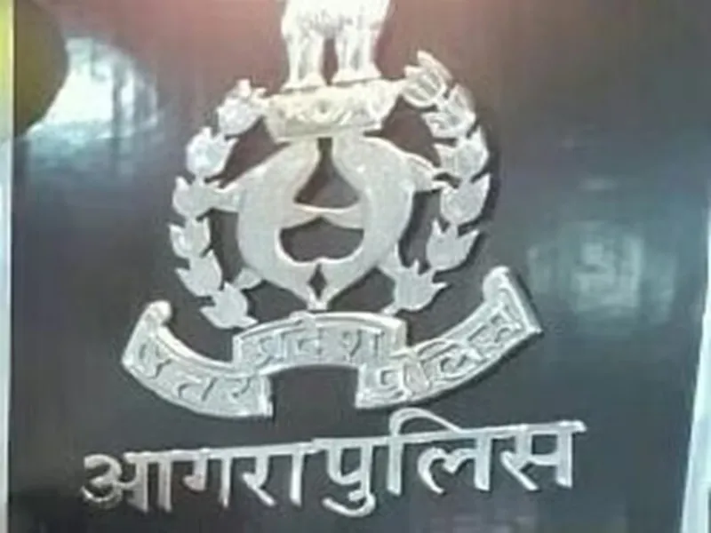 आगरा : चिकित्सक दंपती ने गेट को अवैध बता उसे हटाने का प्रयास किया, मामला पुलिस तक पहुंचा..