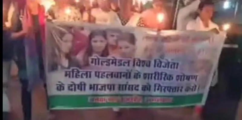 प्रयागराज : दिल्ली जंतर-मंतर पर बैठे पहलवानों के समर्थन में निकाला कैंडल मार्च