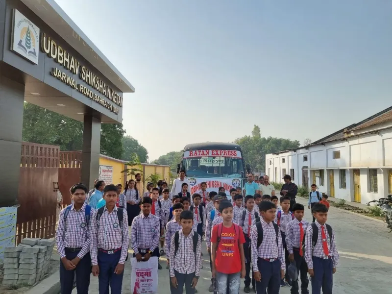 बहराइच : शैक्षिक भ्रमण के लिए लखनऊ रवाना हुआ छात्रों का दल