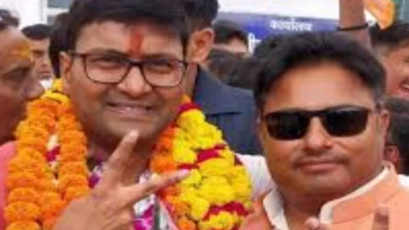 अलीगढ़ के नए महापौर प्रशांत सिंघल को कमिश्नर ने दिलाई शपथ 