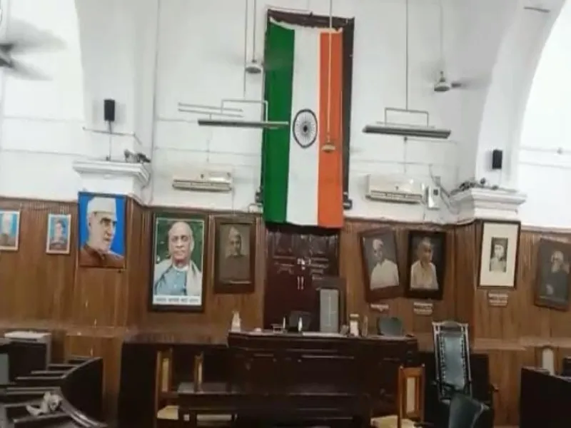 प्रयागराज नगर निगम में तिरंगे का अपमान, मीटिंग हॉल में खिड़की पर पर्दे की जगह लगा दिया राष्ट्रीय ध्वज  