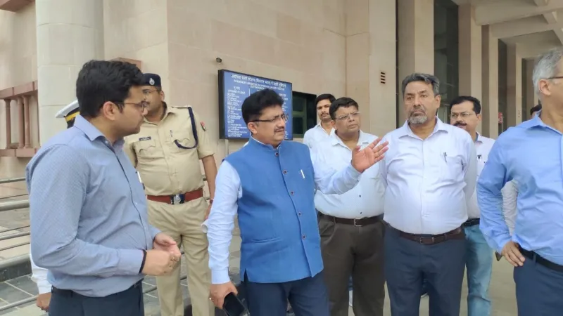 अयोध्या कैंट स्टेशन के दोनों तरफ बनेगा भवन व प्रवेश द्वार , डीआरएम ने किया निरीक्षण  