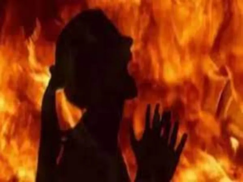 प्रयागराज: विवाहिता को पेट्रोल डालकर जिंदा जलाने की कोशिश, पति समेत दो लोग हिरासत में 