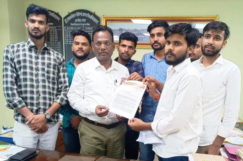 अयोध्या : शैक्षिक अनियमितता दूर करने को सौंपा छह सूत्रीय ज्ञापन