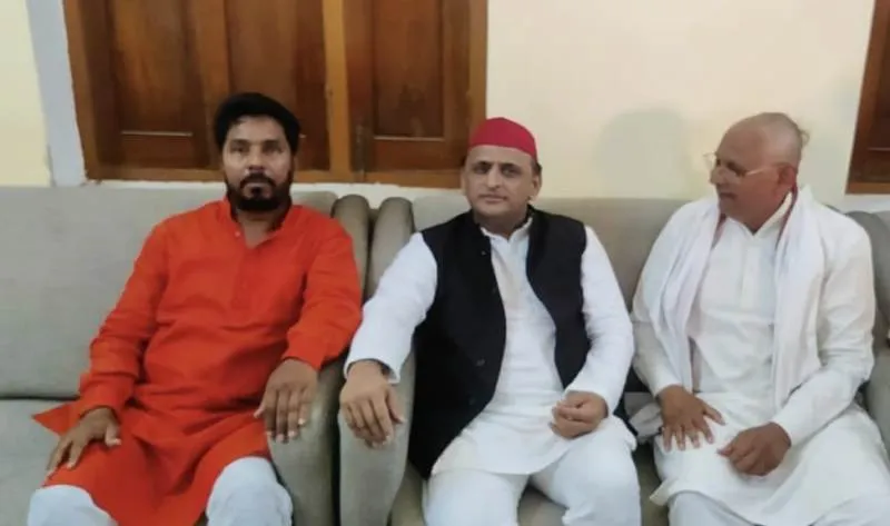  संत कबीर नगर : दिवंगत नेता पूर्व मंत्री पं. हरिशंकर तिवारी के पैतृक गांव गोरखपुर के टांडा में श्रद्धांजलि देने पहुंचे सपा मुखिया अखिलेश यादव