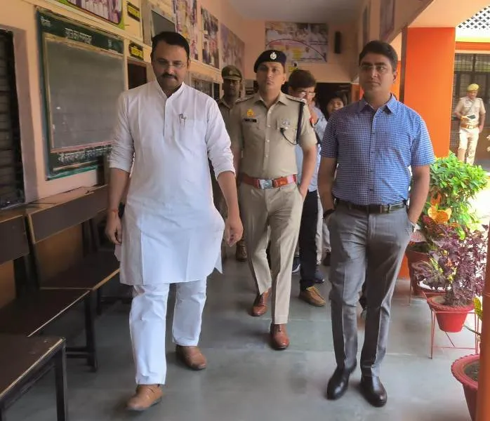 प्रयागराज : जिलाधिकारी ने परीक्षा केंद्र का किया निरीक्षण