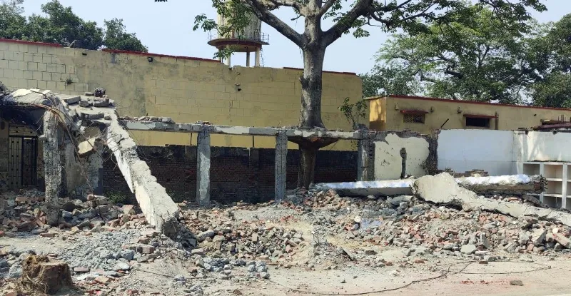 अयोध्या : रामपथ निर्माण के चलते रैन बसेरे पर चला बुलडोजर