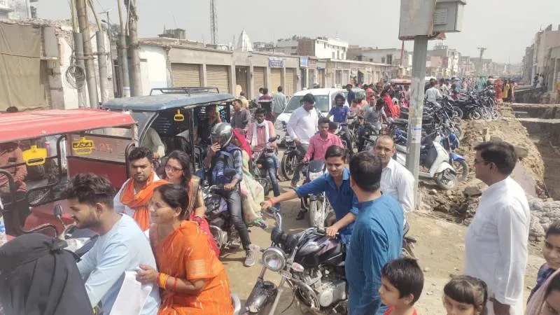 अयोध्या : हनुमानगढ़ी में दर्शन से पहले रामपथ पर जूझे श्रद्धालु