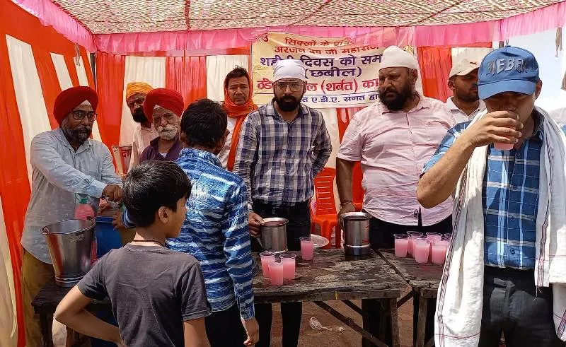 प्रयागराज : चने का प्रसाद व ठंडे मीठे जल की छबील वितरित