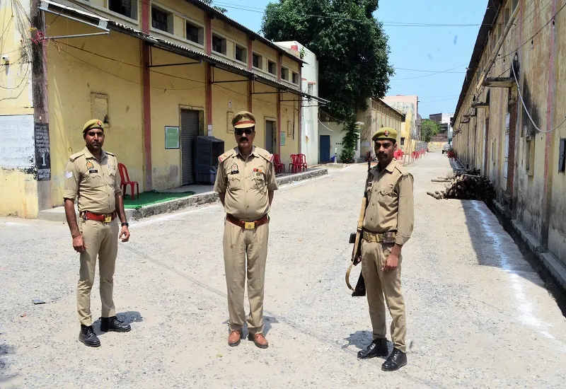 मुरादाबाद : सुरक्षा चक्र पर नहीं भरोसा, ईवीएम की निगरानी में प्रत्याशियों का भी पहरा