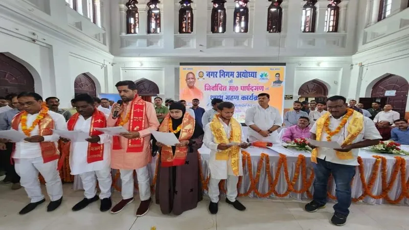 अयोध्या महापौर ने समाजवादी पार्टी के पार्षदों को दिलाई शपथ 