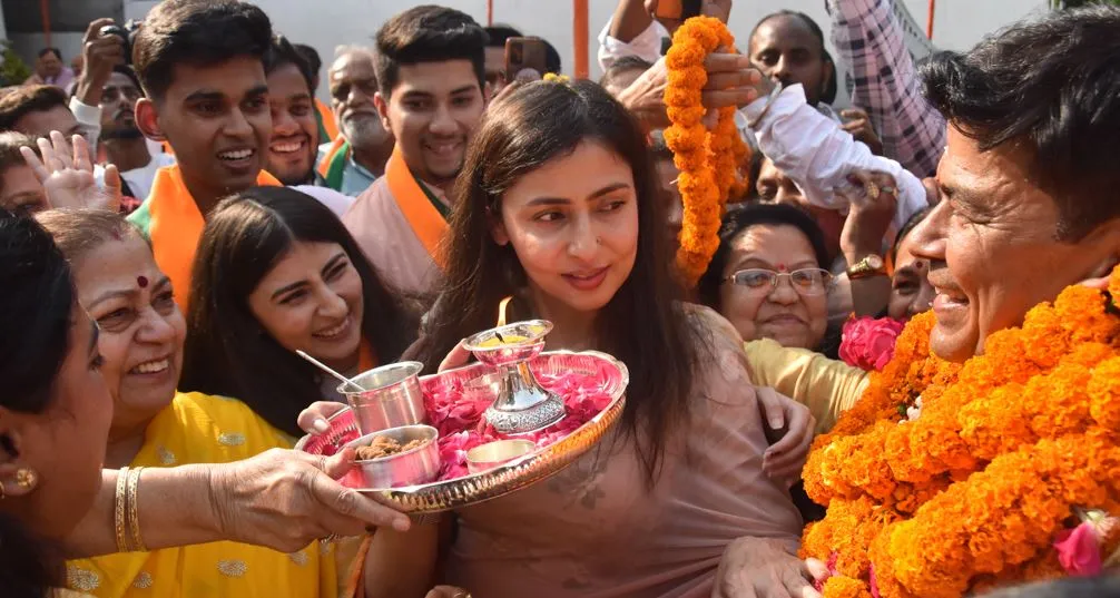 बरेली : डॉ. उमेश गौतम के चुनाव कार्यालय पर डीजे की धुन पर नाचे समर्थक