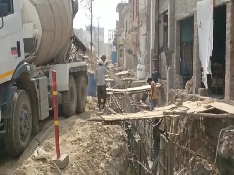 अयोध्या : सहादतगंज से अयोध्या तक रामपथ निर्माण के चलते लोगों को हो रही आने जाने में दिक्कत