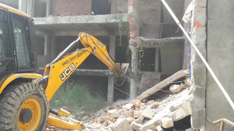लखनऊ : एलडीए ने ध्वस्त किया बहुमंजिला काॅम्पलेक्स