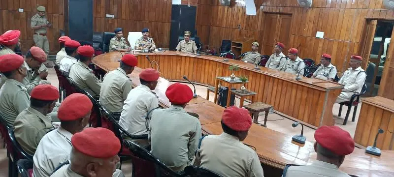 बहराइच : वर्दी में मजदूरी करने का वीडियो वायरल होने पर बयान दर्ज करने पहुंचे डिविजनल कमांडर