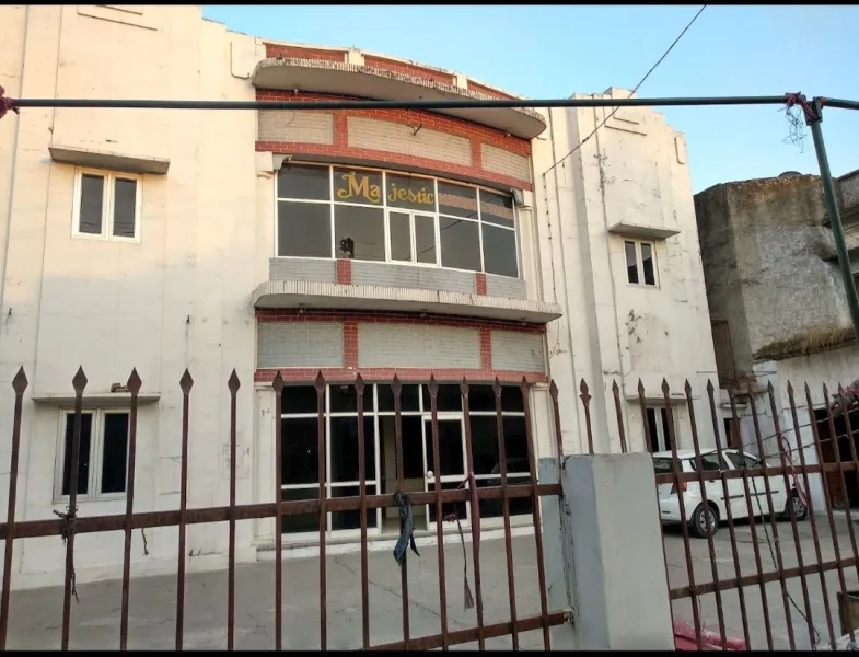 अयोध्या : बाजार की भेंट चढ़ी शहर की एक और पहचान, मैजिस्टिक टॉकीज भी जमींदोज