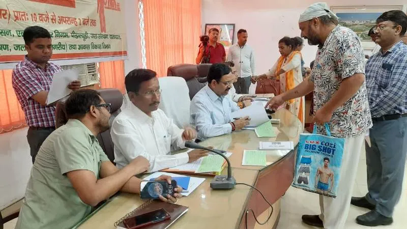 लखनऊ : बिना कब्जा हटाए आवंटित कर दिया नेहरू इन्क्लेव में फ्लैट