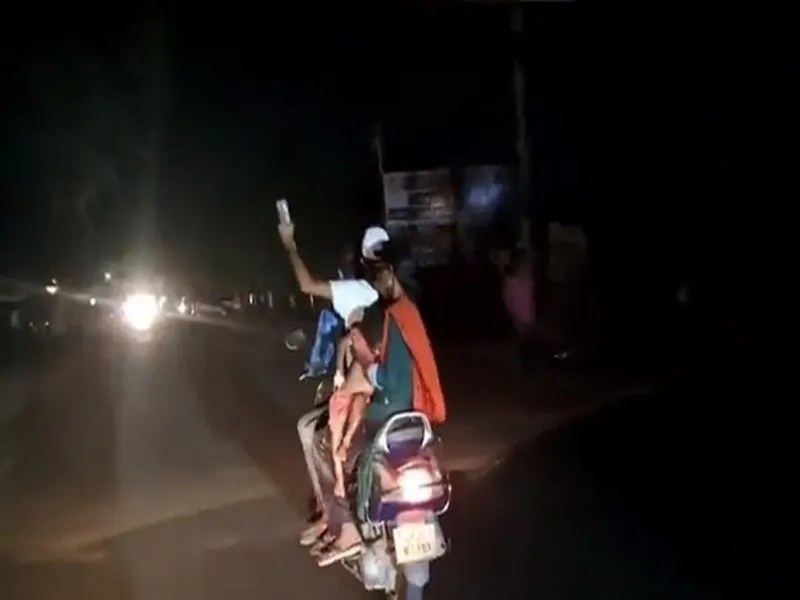 कानपुर देहात : ड्रिप लगे बच्चे को जिला अस्पताल से कहीं और ले जा रहे परिजन का वीडियो हुआ वायरल, देखें वीडियो..