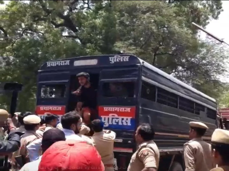 Allahabad University के हालैंड हॉल Hostel को पुलिस ने कराया खाली, कई छात्रनेता Arrest - देखें Video