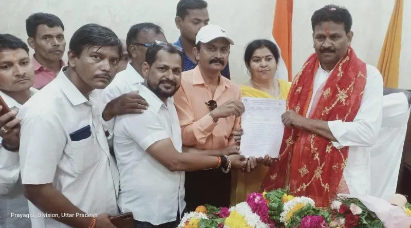 प्रयागराज : पटरी दुकानदारों ने महापौर को सौंपा ज्ञापन, स्मार्ट सिटी नहीं, रोजी-रोटी चाहिए..