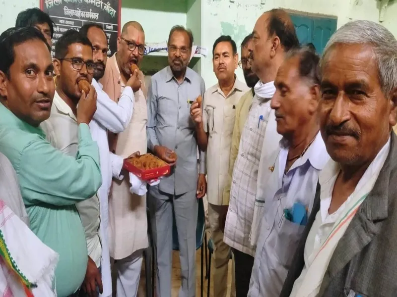 बांदा : कर्नाटक में मिली जीत का कांग्रेसियों ने जमकर मनाया जश्न