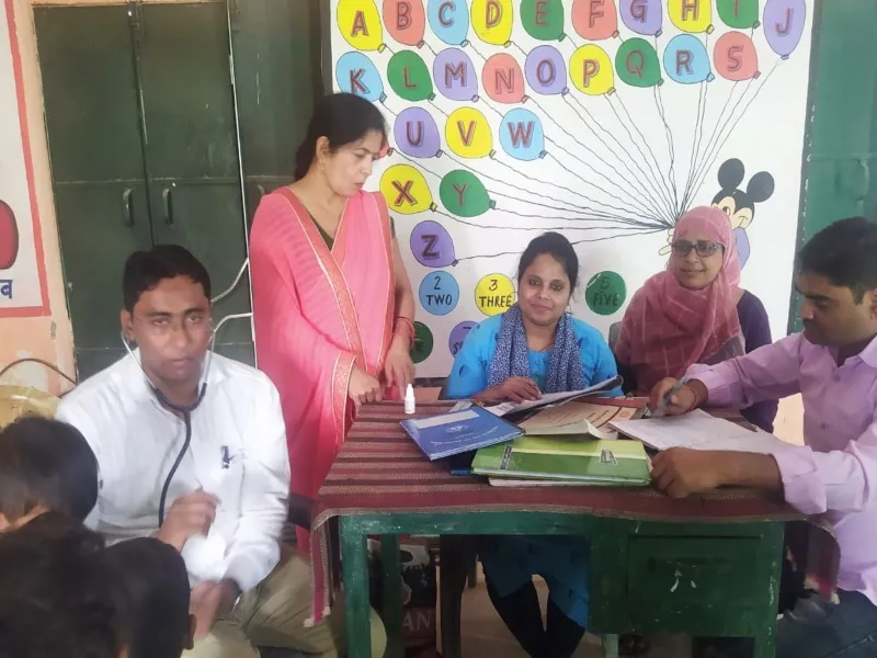 हरदोई : RBSK टीम ने बच्चों का परखा स्वास्थ्य, कहा - स्वस्थ रहने के लिए रहें स्वच्छ